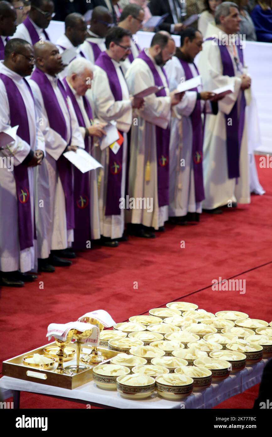 Papa Francesco ha celebrato la Messa nel complesso Moulay Abdallah di Rabat, capitale del Marocco, Davanti a diverse migliaia di fedeli.©Manoel Penicaud / le Pictorium/MAXPPP - Manoel Penicaud / le Pictorium - 31/03/2019 - Maroc / Rabat / Rabat - le Pape Francois una celebrità une messe au complexe Moulay Abdallah de Rabat, la capitale du Maroc devant plusieurs de fideles. / 31/03/2019 - Marocco / Rabat / Rabat - Papa Francesco ha celebrato la Messa nel complesso Moulay Abdallah di Rabat, capitale del Marocco, davanti a diverse migliaia di fedeli. Foto Stock