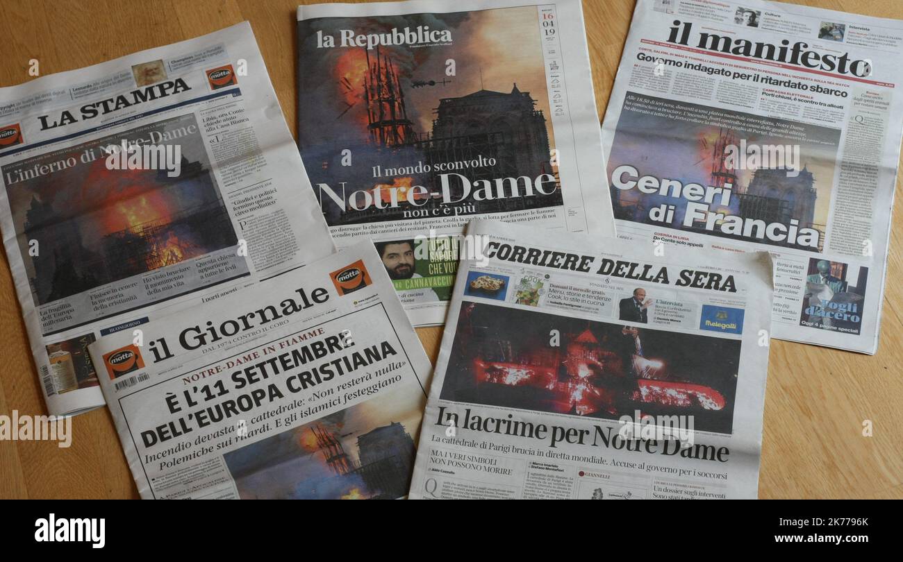Questa foto scattata in Italia il 16 aprile 2019 mostra i quotidiani italiani con copertura in prima pagina del fuoco della Cattedrale di Notre-Dame a Parigi. L'incendio che si estingueva attraverso la cattedrale di Notre-Dame nel centro di Parigi fu infine spento il 16 aprile dopo che la fiamma portò la sua guglia torreggiante e il tetto che si schiantò a terra. Foto Stock