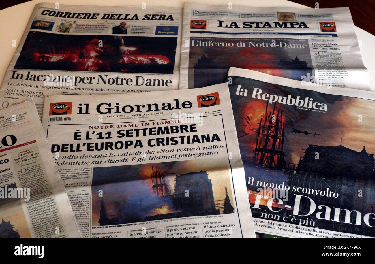 Questa foto scattata in Italia il 16 aprile 2019 mostra i quotidiani italiani con copertura in prima pagina del fuoco della Cattedrale di Notre-Dame a Parigi. L'incendio che si estingueva attraverso la cattedrale di Notre-Dame nel centro di Parigi fu infine spento il 16 aprile dopo che la fiamma portò la sua guglia torreggiante e il tetto che si schiantò a terra. Foto Stock