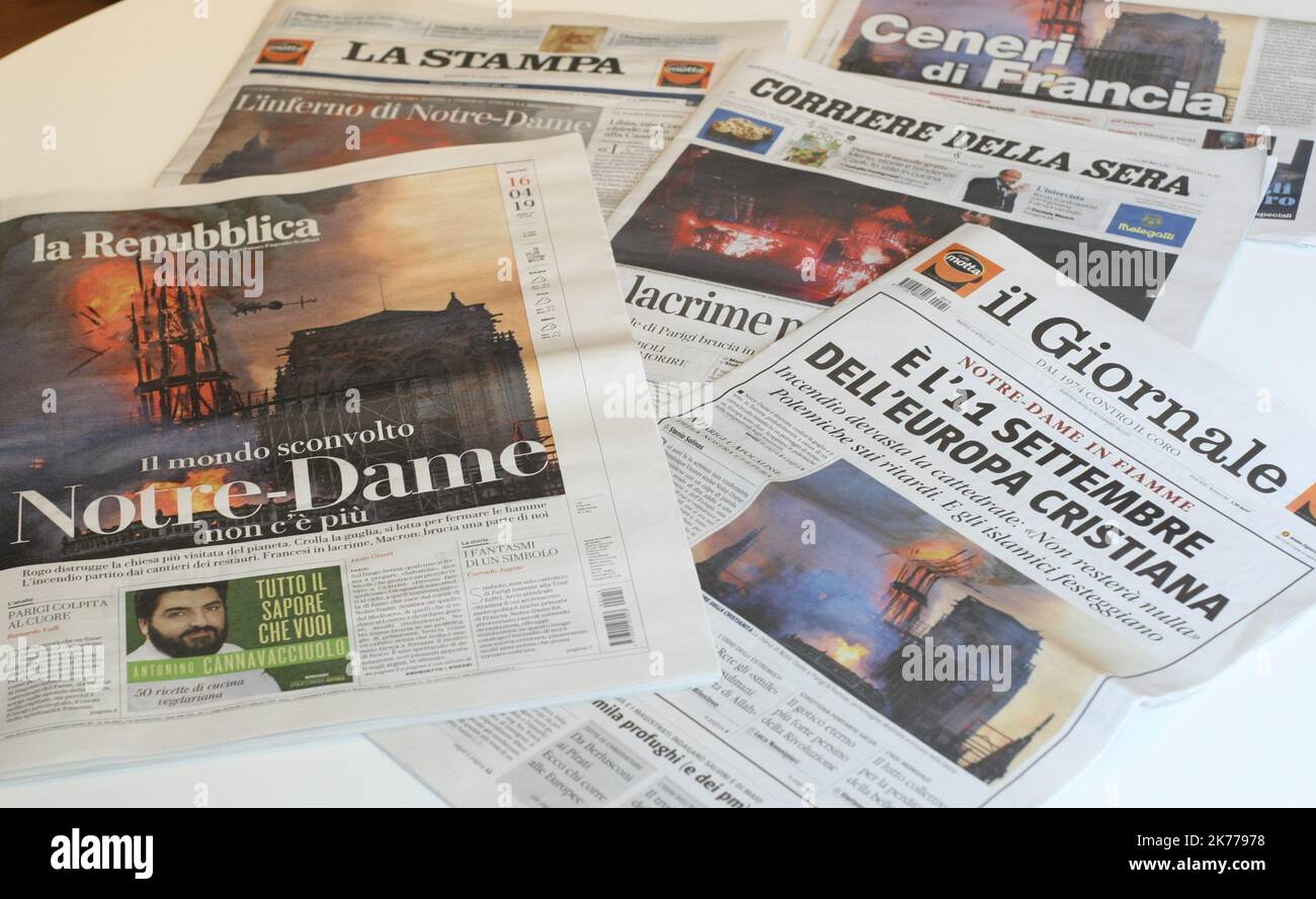 Questa foto scattata in Italia il 16 aprile 2019 mostra i quotidiani italiani con copertura in prima pagina del fuoco della Cattedrale di Notre-Dame a Parigi. L'incendio che si estingueva attraverso la cattedrale di Notre-Dame nel centro di Parigi fu infine spento il 16 aprile dopo che la fiamma portò la sua guglia torreggiante e il tetto che si schiantò a terra. Foto Stock