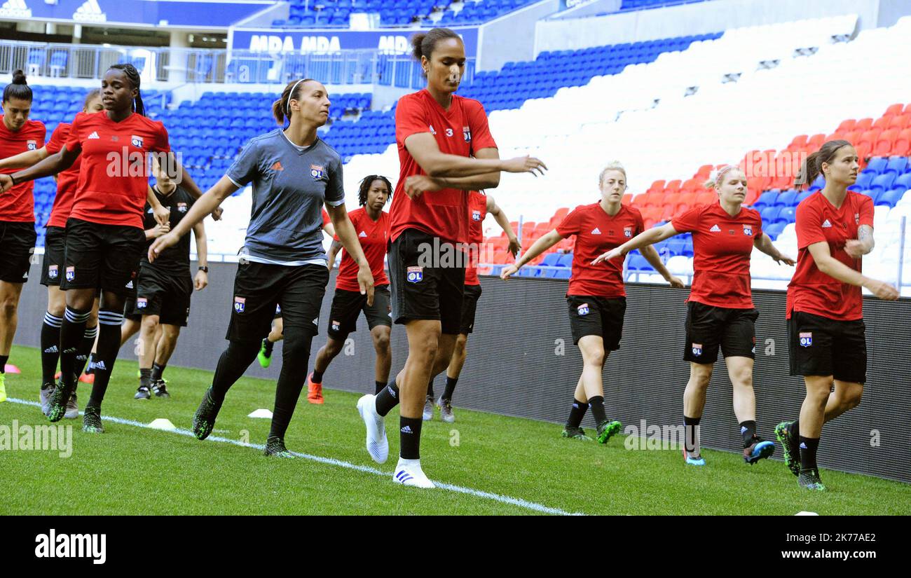 Un giorno prima della semifinale della Coppa UEFA femminile tra Lione e -Chelsa, OL Lione donne in formazione Foto Stock