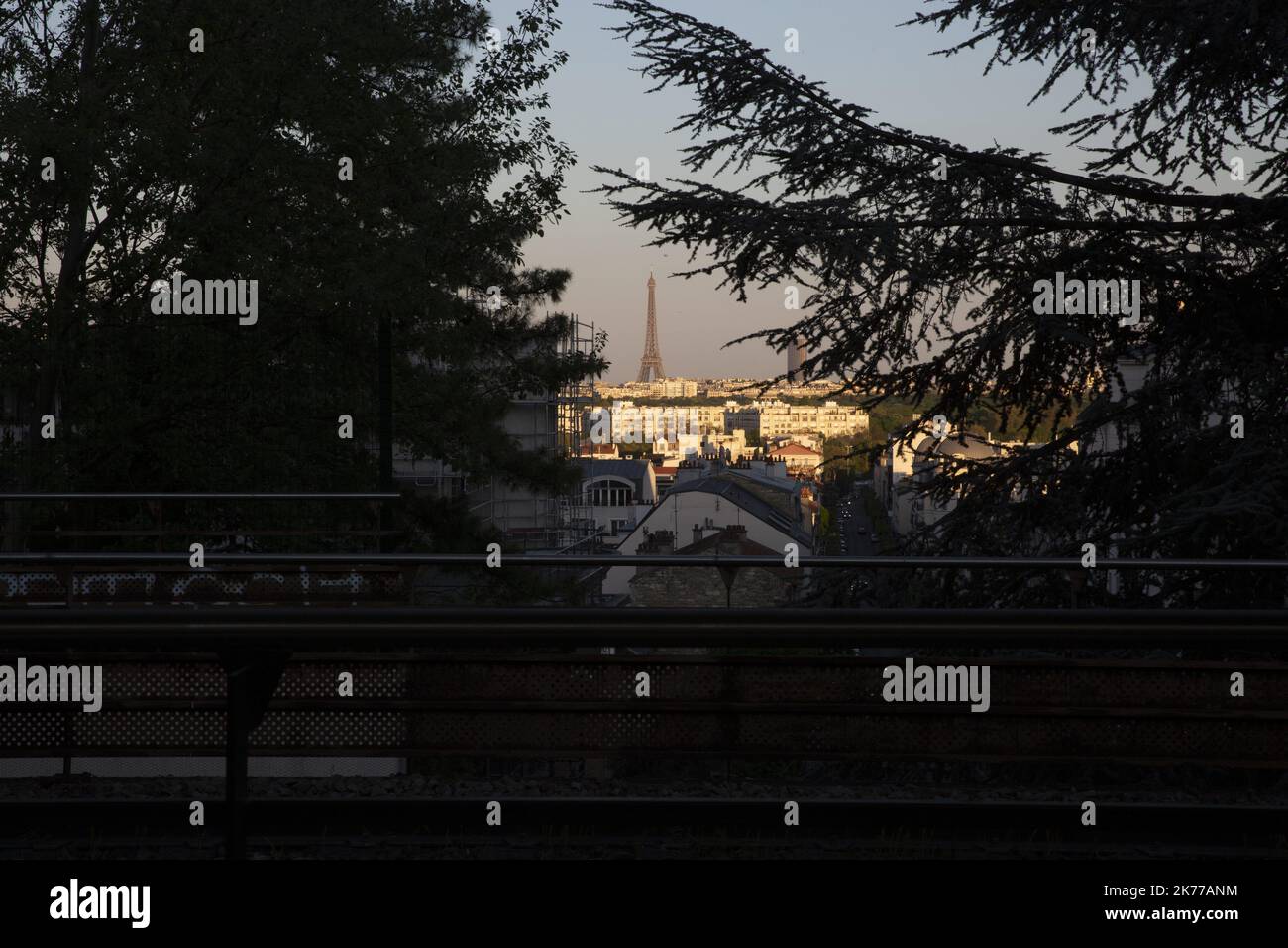 Oltre 60.000 poliziotti sono stati dispiegati in tutta la Francia dopo che i manifestanti del giubbotto giallo sono scesi in strada per un fine settimana consecutivo di 23rd giorni. Almeno 5.000 poliziotti sono stati dislocati a Parigi da soli, mentre i manifestanti sono stati avvertiti di stare lontano dalla cattedrale di Notre Dame e dalle rive della Senna. Un'auto, motociclette e barricate multiple sono state arenate nella parte orientale di Parigi, costringendo i vigili del fuoco a rimescolarsi sulla scena. Foto Stock