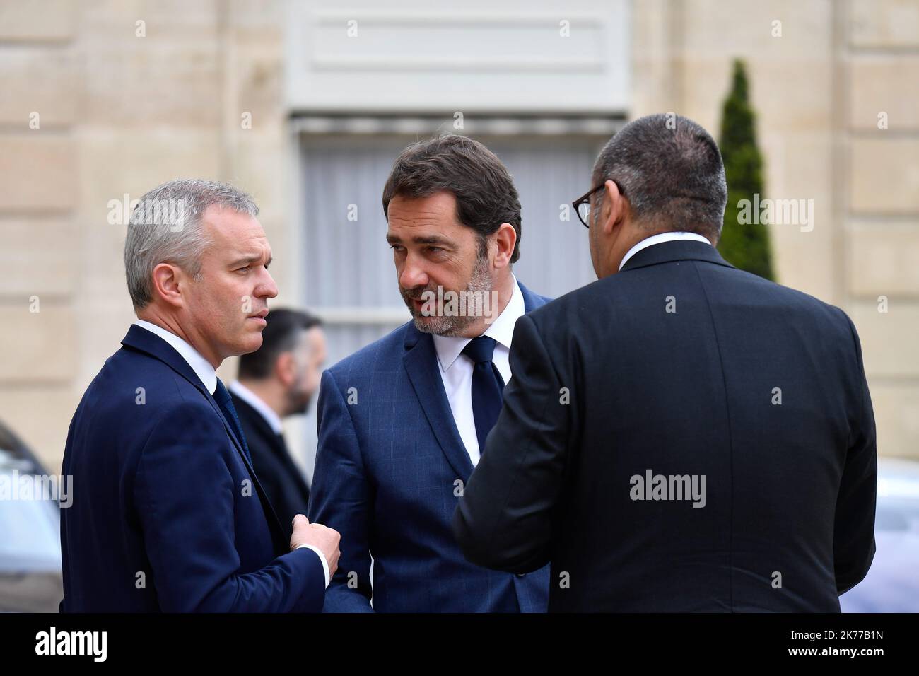 Laurent Nunez, Secretaire d'Etat, aupres du Ministre de l'interieur , Francois de Rugy, le Ministre de la Transition Ecologique et solidaire et Christophe Castaner, le Ministre de l'interieur (C) en sortie du Conseil des Ministres / 24/04/2019 - Francia / Ile-de-France (regione) / Parigi - Segretario di Stato, Laurent Nunez, Al Ministro dell'interno, Francois de Rugy, al Ministro della transizione ecologica e solidale e a Christophe Castaner, al Ministro dell'interno (C) del Consiglio dei Ministri Foto Stock