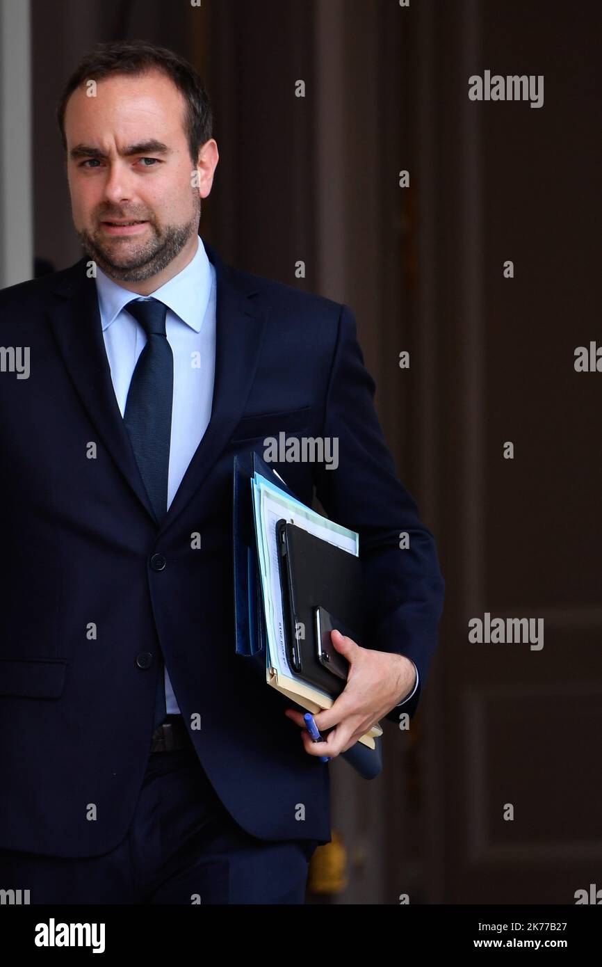 Sebastien Lecornu, Ministre aupre`s du Ministre de la Cohesion des Territoires en sortie du Conseil des Ministres / 24/04/2019 - Francia / Ile-de-France (regione) / Parigi - Sebastien Lecornu, Ministro del Ministro della coesione dei territori che lascia il Consiglio dei Ministri Foto Stock