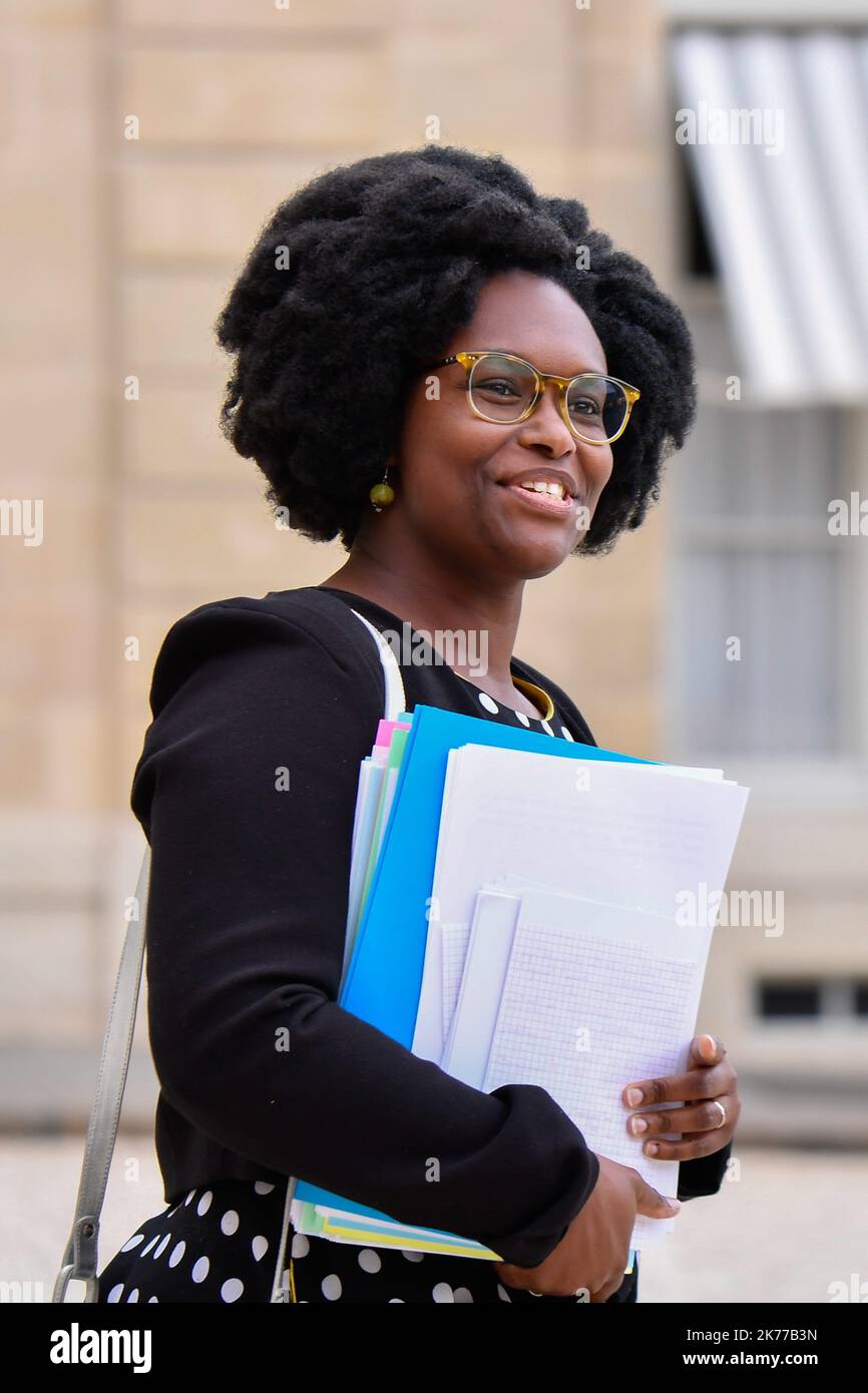 Sibeth ndiaye, la secretaire aupres du Premier Ministre et Porte parole du Gouvernement en sortie du Conseil des Ministres / 24/04/2019 - Francia / Ile-de-France (regione) / Parigi - Sibeth ndiaye, segretario del primo ministro e portavoce del governo del Consiglio dei ministri Foto Stock