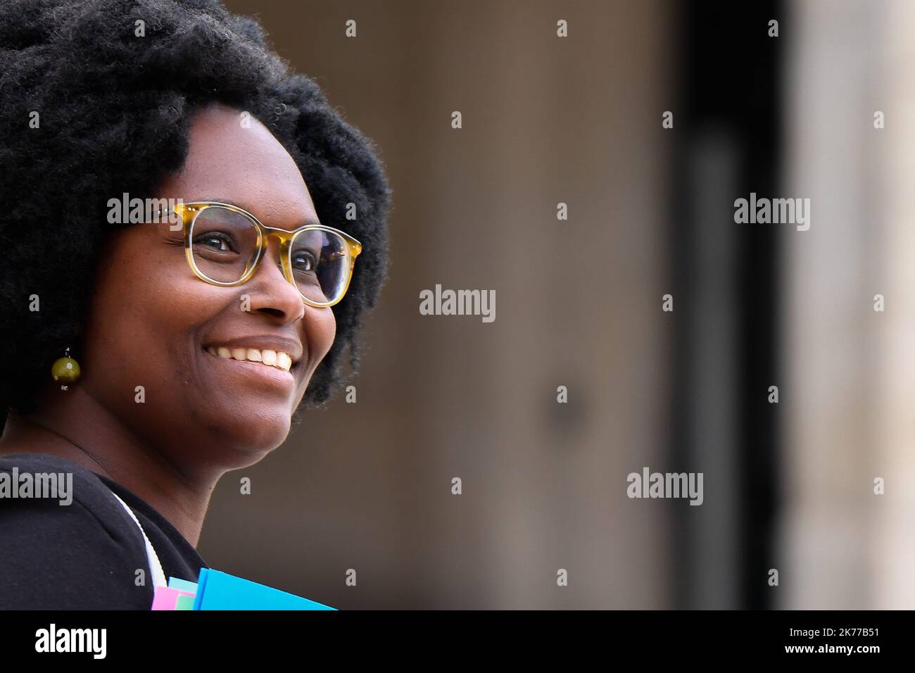 Sibeth ndiaye, la secretaire aupres du Premier Ministre et Porte parole du Gouvernement en sortie du Conseil des Ministres / 24/04/2019 - Francia / Ile-de-France (regione) / Parigi - Sibeth ndiaye, segretario del primo ministro e portavoce del governo del Consiglio dei ministri Foto Stock