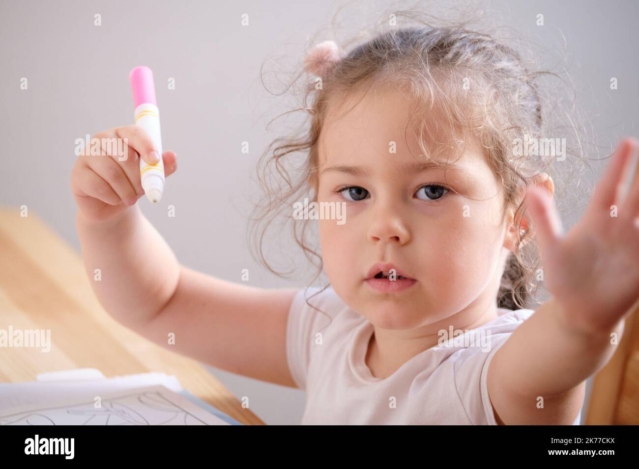Bambina che gioca con inchiostro invisibile e libro da colorare Foto Stock
