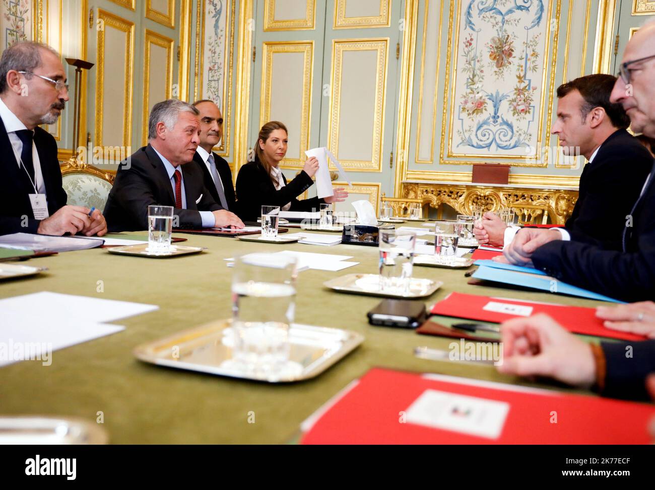 Il presidente francese Emmanuel Macron (R) parla con il re Giordano Abdullah (L) al Palazzo Elysee, a Parigi, in Francia, il 15 maggio 2019. Il vertice di alto livello tenutosi a Parigi mira a trovare il modo di affrontare ed eliminare il terrorismo e i contenuti estremisti violenti online. Diversi leader mondiali e dirigenti tecnologici si riuniscono a Parigi per trovare il modo di impedire che gli atti di estremismo violento vengano mostrati online Foto Stock