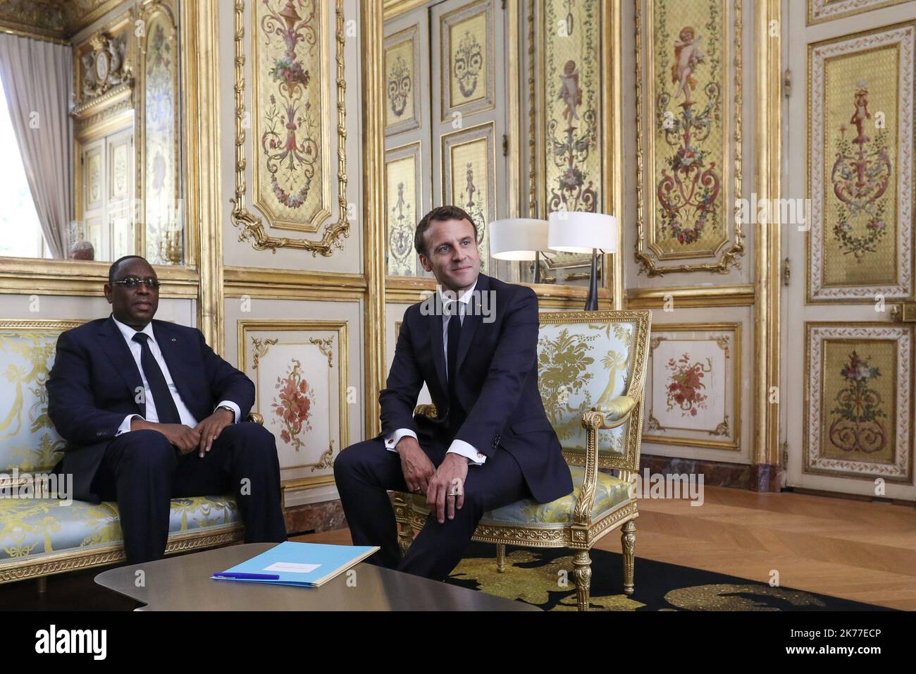 Il presidente francese Emmanuel Macron parla con il re Giordano Abdullah al Palazzo Elysee, a Parigi (Francia), 15 maggio 2019. Il vertice di alto livello tenutosi a Parigi mira a trovare il modo di affrontare ed eliminare il terrorismo e i contenuti estremisti violenti online. Diversi leader mondiali e dirigenti tecnologici si riuniscono a Parigi per trovare il modo di impedire che gli atti di estremismo violento vengano mostrati online Foto Stock