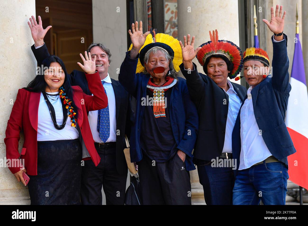 Emmanuel Macron riceve la Cacique Raoni Metuktire, Grand Chief del popolo Kayapo al Palais de l'Elysee, a Parigi ON Foto Stock