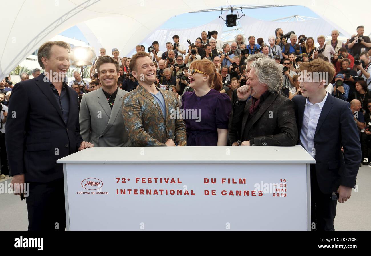 Martin Giles, Richard Madden, Taron Egerton, Bryce Dallas Howard, produttore Adam Bohling, Dexter Fletcher e Kit Connor posano durante la foto per 'Rocketman' al 72nd° Festival annuale di Cannes, a Cannes Foto Stock
