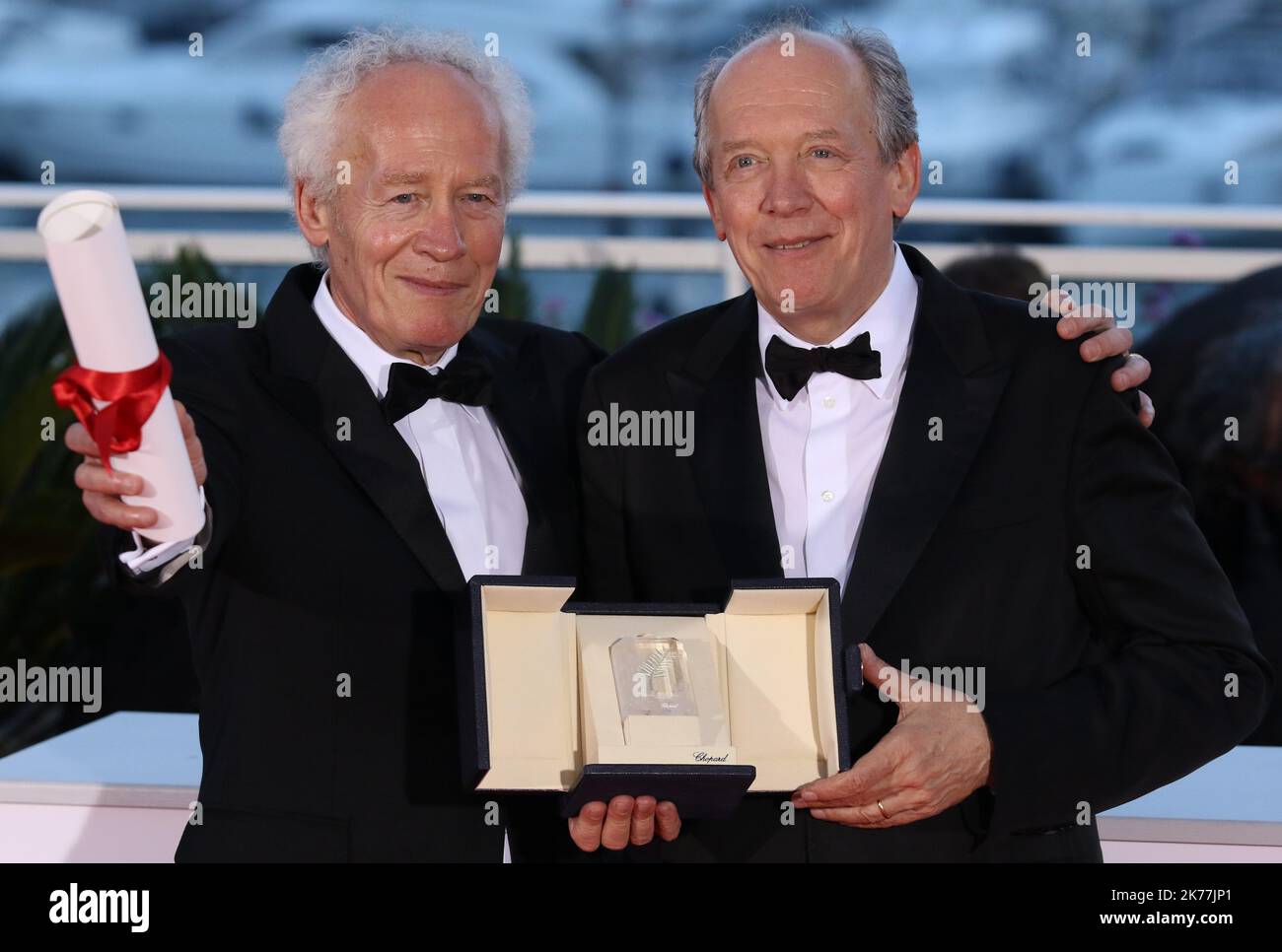 Il regista belga Jean-Pierre Dardenne (L) e il regista belga Luc Dardenne posano durante una foto dopo aver vinto il premio Best Director per il film 'Young Ahmed (le Jeune Ahmed) Foto Stock