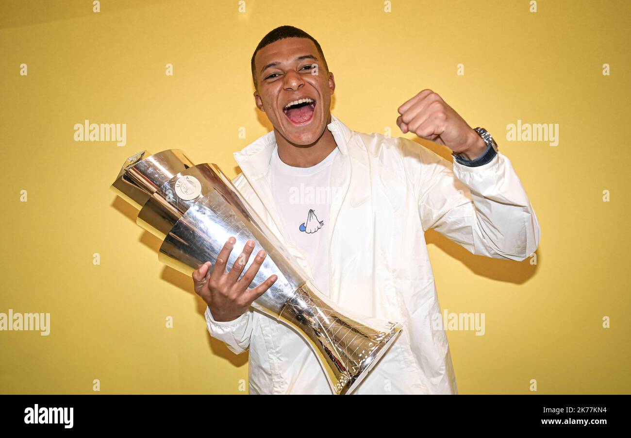 Kylian Mbappe con il trofeo del vincitore della UEFA Nations League nell’ottobre 2021 Foto Stock