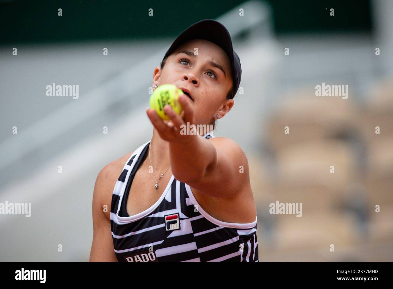 Ashleigh Barty (AUS) contro Sofia Kenin (USA) in campo Philippe Chatrier nel 1/8th del torneo di tennis francese Open al Roland Garros di Parigi, Francia Foto Stock