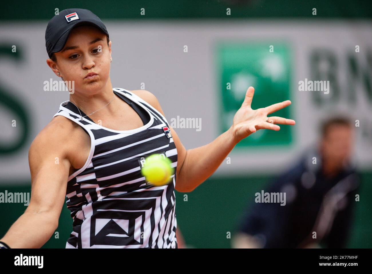 Ashleigh Barty (AUS) contro Sofia Kenin (USA) in campo Philippe Chatrier nel 1/8th del torneo di tennis francese Open al Roland Garros di Parigi, Francia Foto Stock