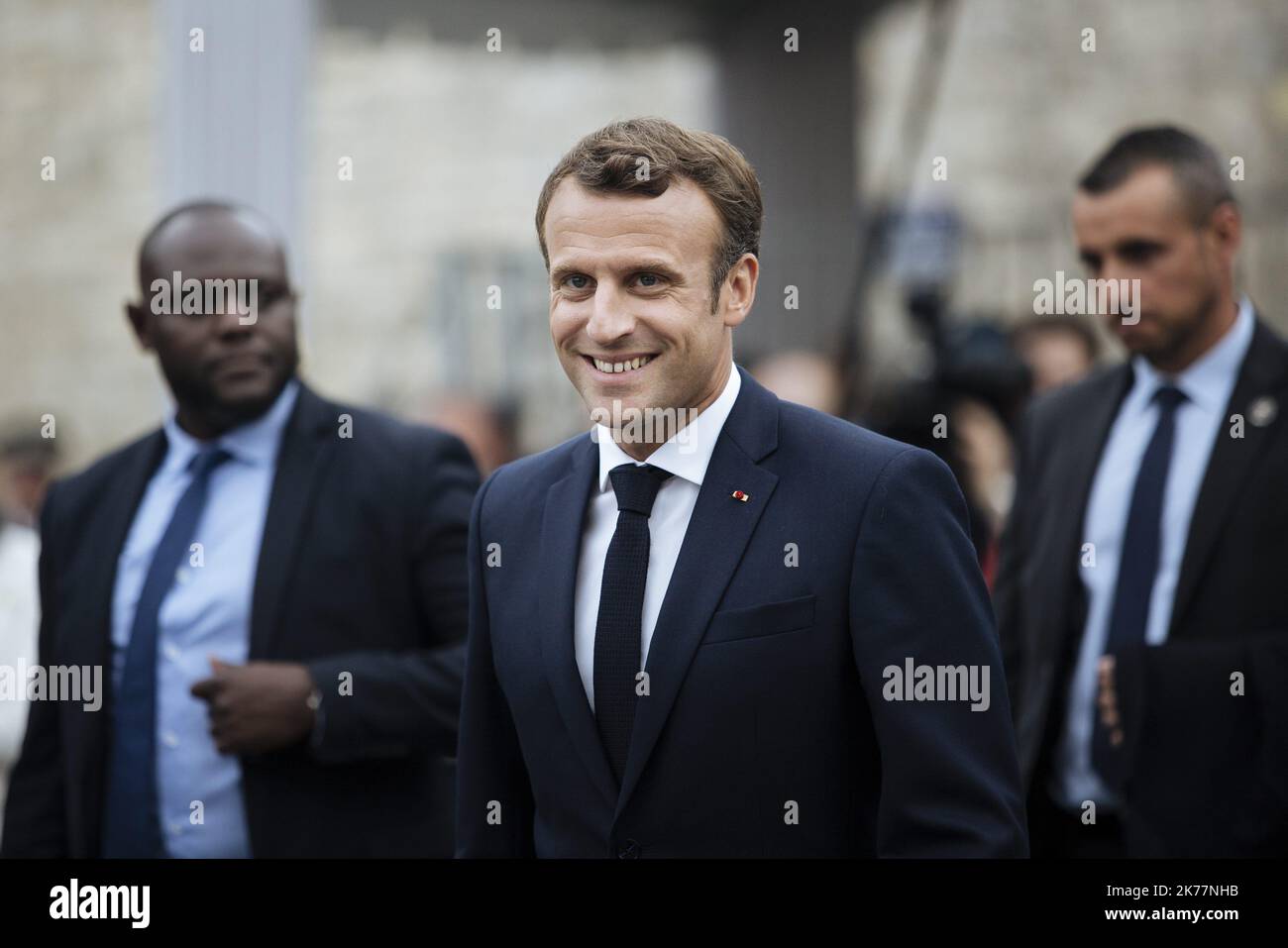 il presidente francese Emmanuel Macron partecipa a una cerimonia nella prigione di Caen per rendere omaggio ai suoi assistenti nell'ambito delle cerimonie del D-Day a Caen, Francia - il 05/06/2019. Il 5 giugno 1944, i tedeschi hanno ucciso 80-85 persone nella prigione di Caen, di cui 71 identificate, membri della resistenza. Foto Stock