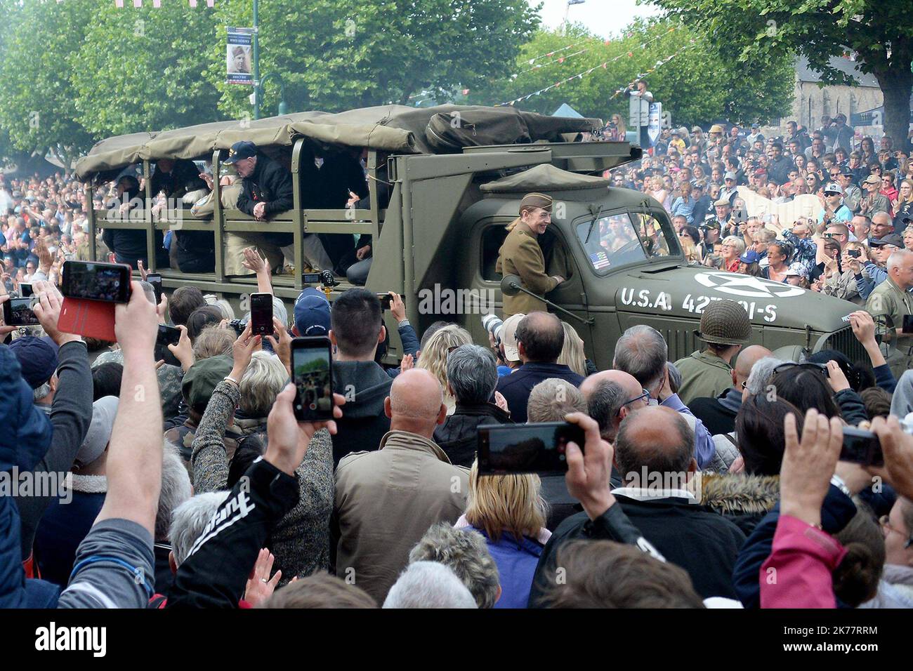 ©PHOTOPQR/OUEST FRANCE/Marc OLLIVIER ; Sainte-Mère-Eglise ; 09/06/2019 ; La grande parata avec des personnes en costume d'époque à Saint-Mère-Eglise devant une foule immenso ce Dimanche 9 Juin, dans le cadre des commémorations du 75e anniversaire du débarquement dans la Manche en Normandie dday cerimonie di commemorazione per il 75th° anniversario del D-Day Foto Stock