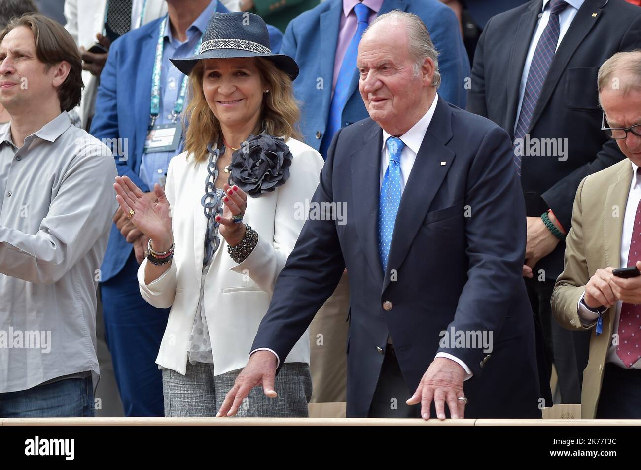 PARIGI, FRANCIA - 09 GIUGNO Re Juan Carlos di Spagna e Principessa Elena di Spagna partecipano al 2019° French Tennis Open - quattordici giorni al Roland Garros il 08 giugno 2019 a Parigi, Francia. Foto Stock