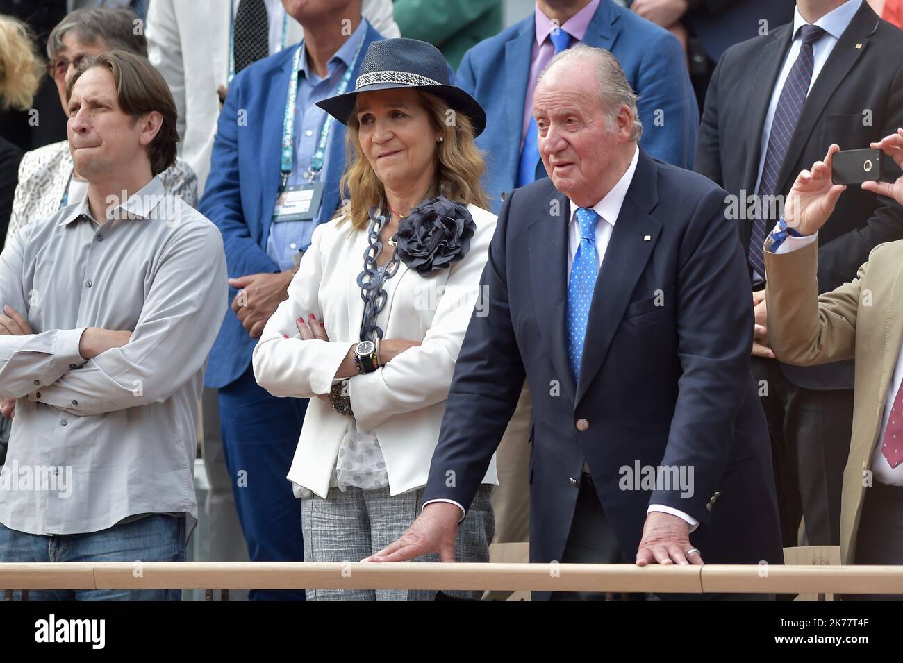 PARIGI, FRANCIA - 09 GIUGNO Re Juan Carlos di Spagna e Principessa Elena di Spagna partecipano al 2019° French Tennis Open - quattordici giorni al Roland Garros il 08 giugno 2019 a Parigi, Francia. Foto Stock