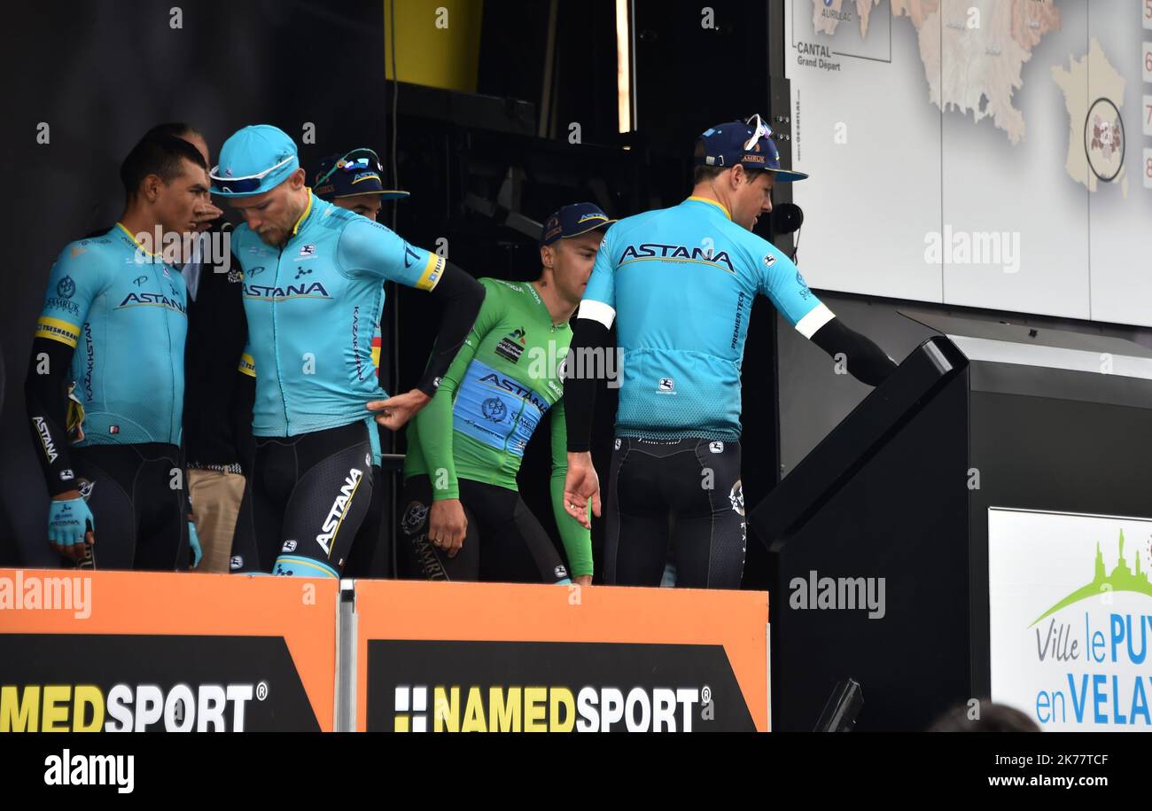 Signature des coureurs du team Astana .Cyclisme. Critérium du Dauphiné 2019. Etape le Puy en Velay / Riom . Départ du Puy en Velay . Terza tappa della 71st edizione del Criterium du Dauphine gara ciclistica, 177 km tra le Puy-en-Velay e Riom il 11 giugno 2019 Foto Stock