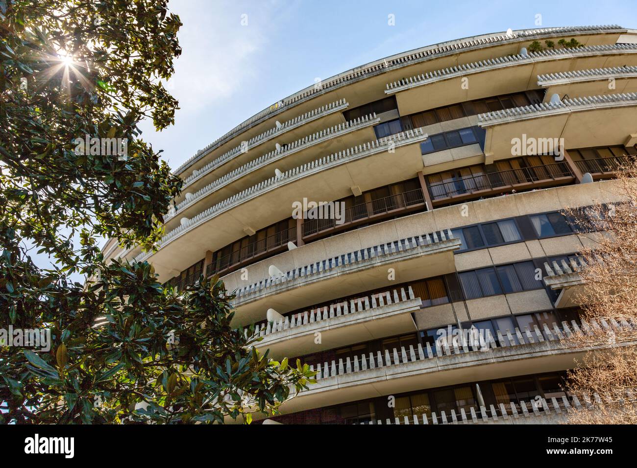 Un tiro a basso angolo del complesso Watergate a Washington DC e un albero verde. Foto Stock
