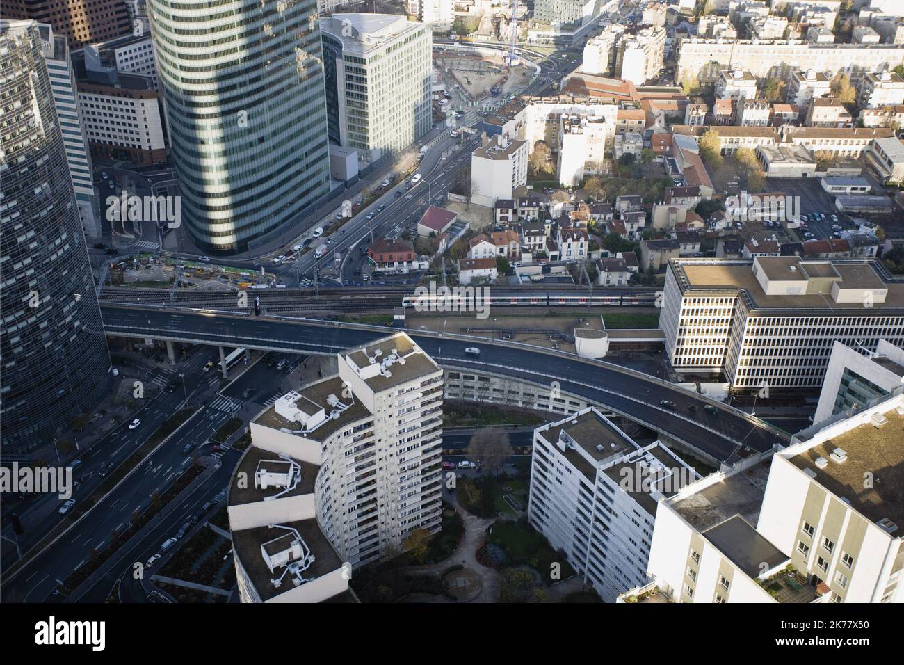 La città francese vieterà il traffico automobilistico lungo gli Champs Elysees e altre nove rotte la prima domenica di ogni mese, aggiungendo alle 13 aree già annunciate nell’ambito della campagna “Parigi respira” Foto Stock