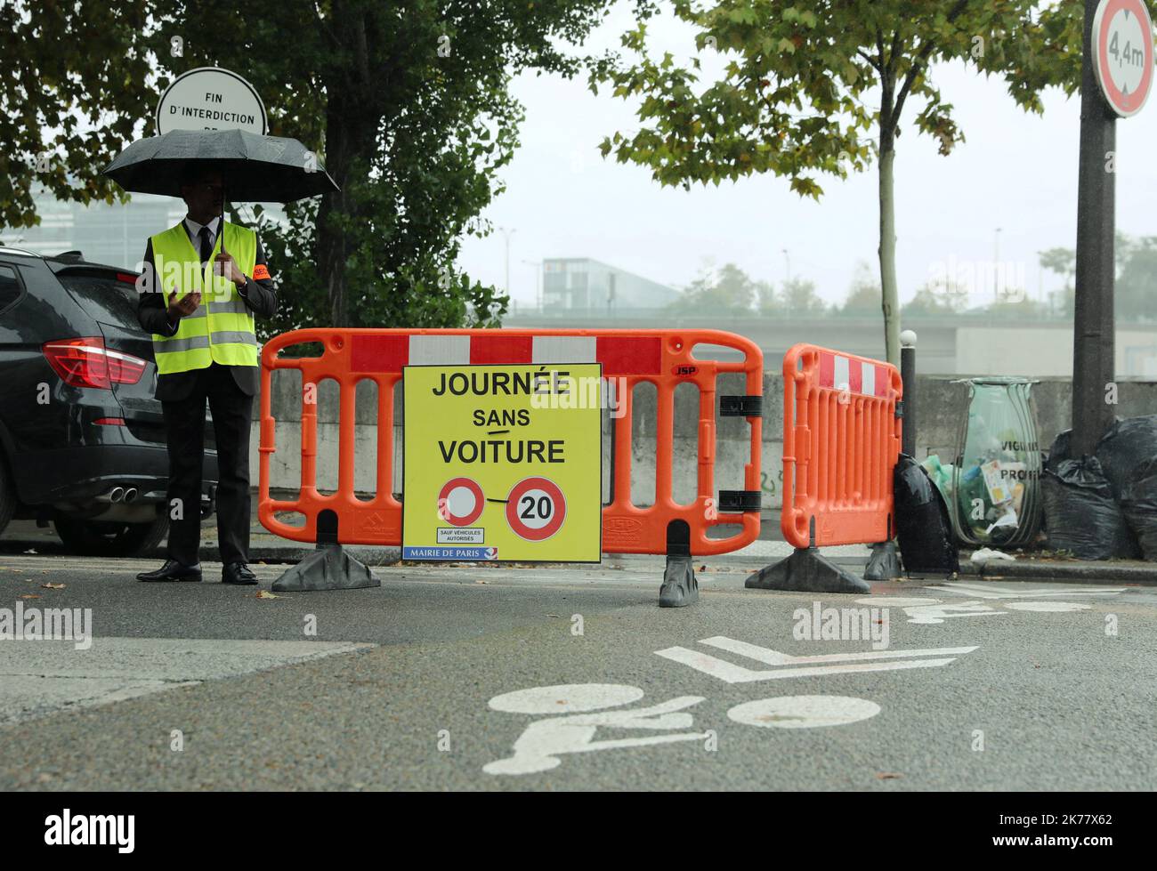 La città francese vieterà il traffico automobilistico lungo gli Champs Elysees e altre nove rotte la prima domenica di ogni mese, aggiungendo alle 13 aree già annunciate nell’ambito della campagna “Parigi respira” Foto Stock