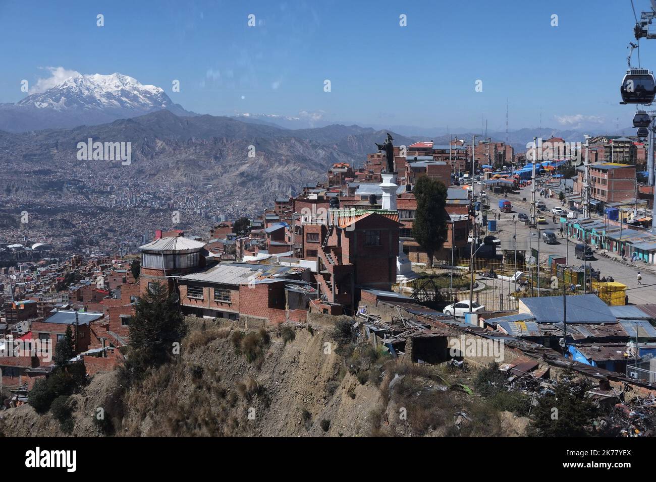 La più grande e più alta rete di cabinovia del mondo, sta cercando di ridurre il traffico caotico della capitale boliviana, la Paz. Il trasporto ecologico inaugurato nel 2014 è controverso perché altera la privacy degli abitanti che vivono dove passa la linea. Foto Stock