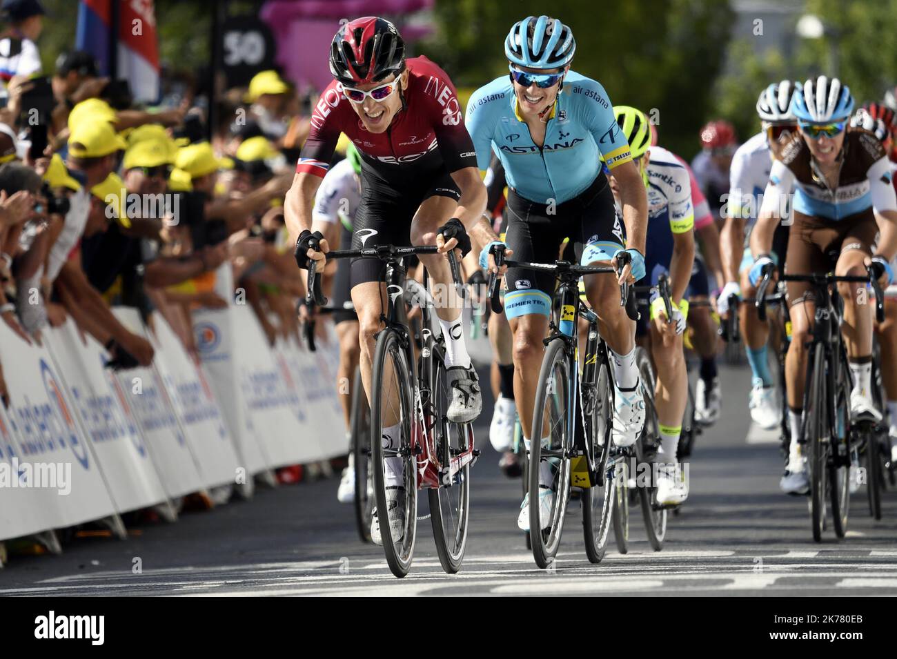 Geraint THOMAS, Jakob FUGLSANG et Romain BARDET passent sur la ligne d'Arrivée. Foto Stock