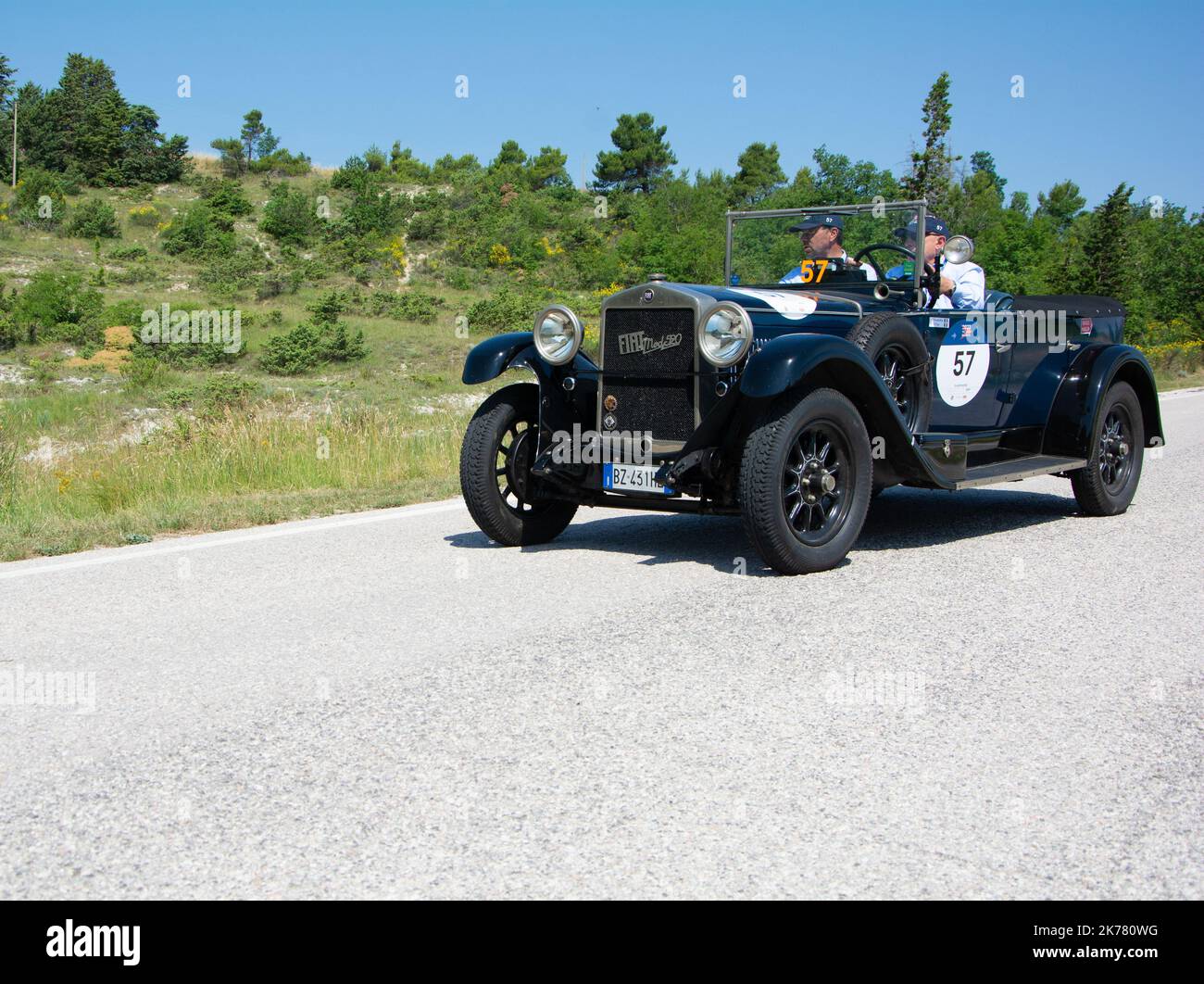 URBINO - ITALIA - GIUGNO 16 - 2022 : FIAT 520 1929 su una vecchia auto da corsa nel rally Mille miglia 2022 la famosa corsa storica italiana Foto Stock