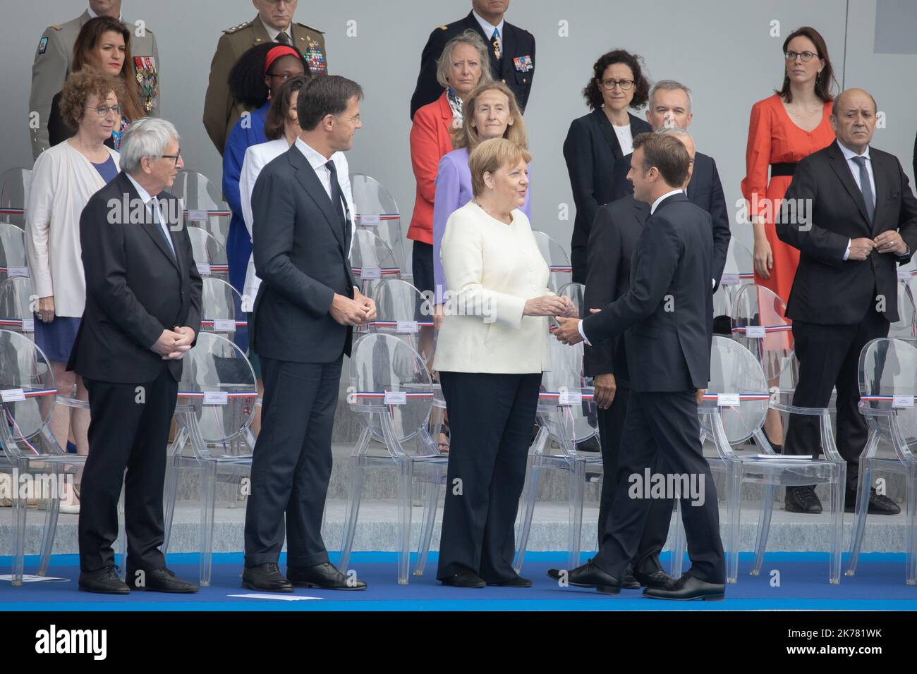 ©PHOTOPQR/LE PARISIEN/Fred Dugit ; Politique Place de la concorde Paris VIIIe, le 14 juillet 2019 Cérémonie du 14 juillet Emmanuel Macron et Angela Merkel Photo LP / Fred Dugit la sfilata militare annuale della Bastiglia lungo l'Avenue des Champs-Elysees a Parigi domenica 14 luglio 2019. Foto Stock