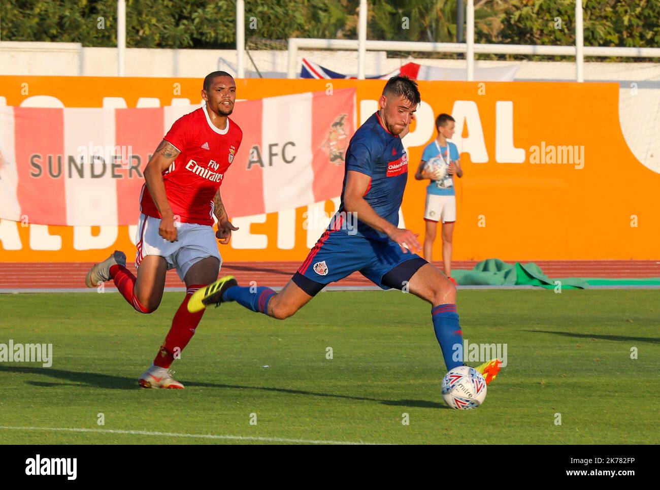 Match amical entre Sunderland AFC ( Angleterre ) en bleu et SL Benfica B ( Portugal ) en Rouge - le 18 juillet 2019 - A Albufeira - Photo : THIERRY THOREL / LA VOIX DU NORD - 2019/07/18. Amichevole partita di calcio Sunderland / Benfica. Foto Stock