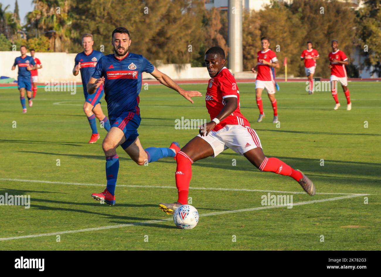 Match amical entre Sunderland AFC ( Angleterre ) en bleu et SL Benfica B ( Portugal ) en Rouge - le 18 juillet 2019 - A Albufeira - Photo : THIERRY THOREL / LA VOIX DU NORD - 2019/07/18. Amichevole partita di calcio Sunderland / Benfica. Foto Stock