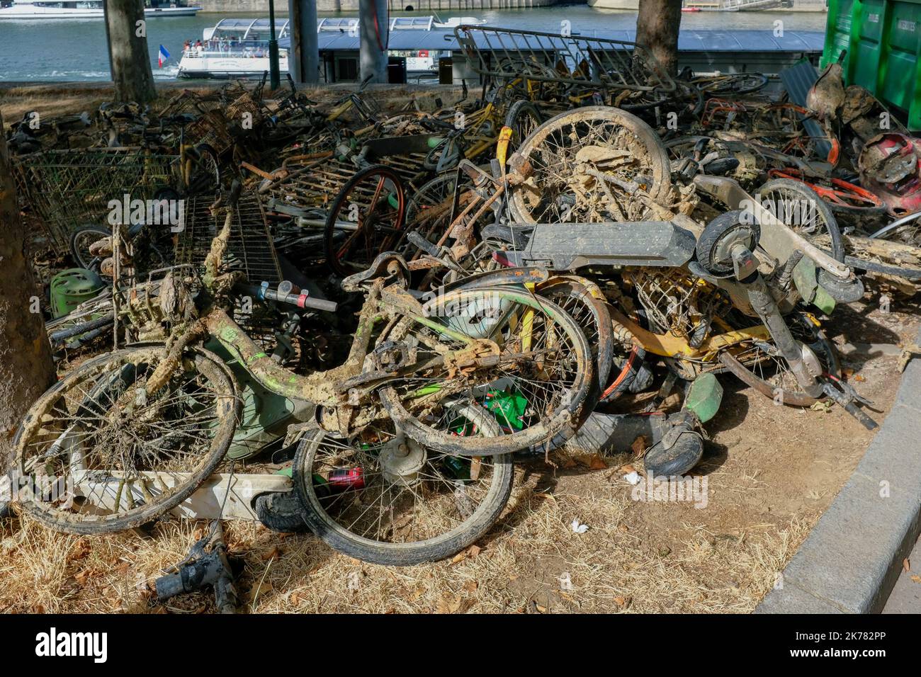 I dipendenti del Municipio di Parigi hanno messo biciclette, velluti, scooter e scooter sulle rive della Senna a Parigi il 21 luglio 2019 Foto Stock