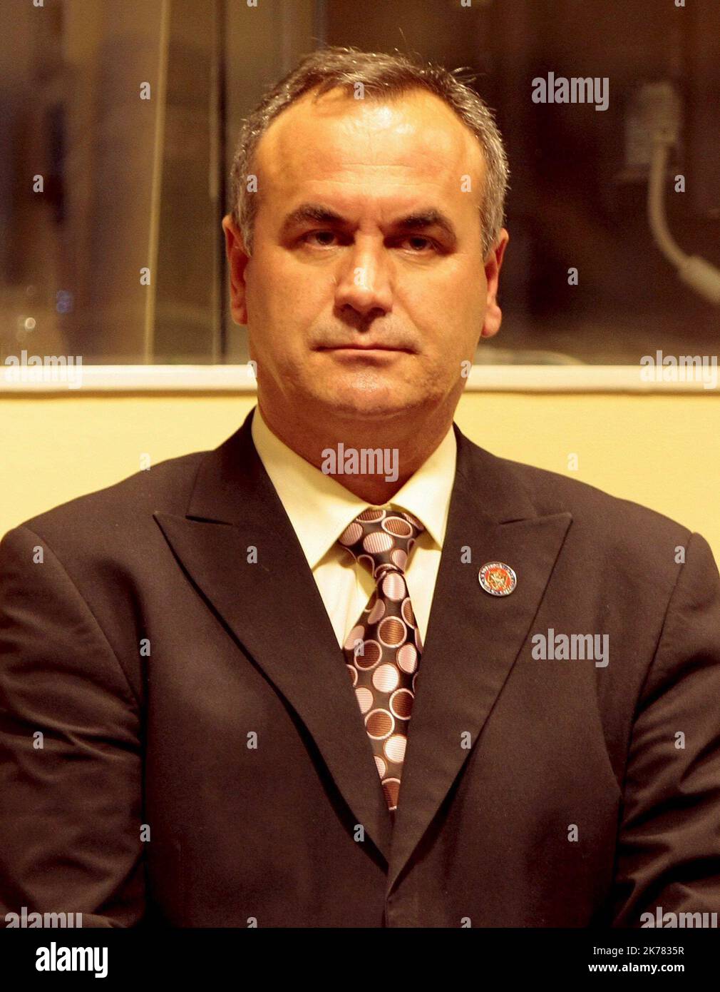 Bajrush Morina, proveniente dal Kosovo, è visto nella sala del tribunale del Tribunale internazionale per i crimini di guerra per l'ex Jugoslavia, o ICTY, durante la loro prima apparizione all'Aia, nei Paesi Bassi, il 29 aprile 2008. Bajrush Morina, ex consigliere politico del Vice Ministro del Ministero della Cultura, della Gioventù e dello Sport e redattore di Bota Sot e Astrit Haraqija, ex Ministro della Cultura, della Gioventù e dello Sport del Kosovo, sono accusati di cercare di convincere PW testimone protetto a non testimoniare contro Ramush Haradinaj. Foto Stock