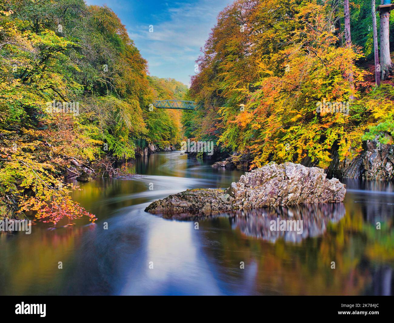 Colori autunnali e il fiume Garry, vicino Pitlochry, Perthshire, Scozia Foto Stock