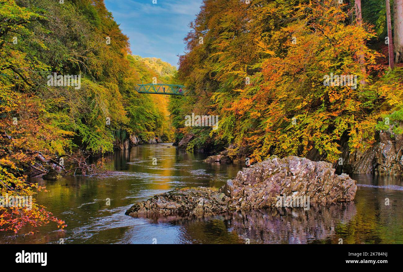 Colori autunnali e il fiume Garry, vicino Pitlochry, Perthshire, Scozia Foto Stock