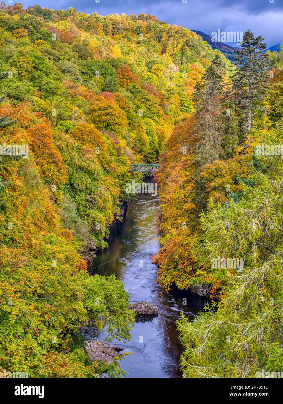 Colori autunnali e il fiume Garry, vicino Pitlochry, Perthshire, Scozia Foto Stock