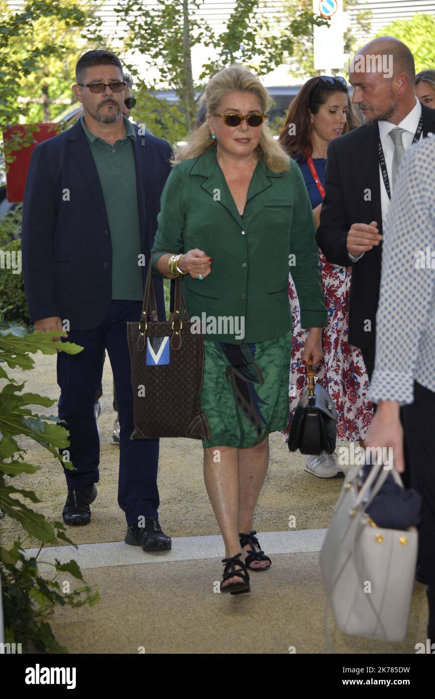 Catherine Deneuve arriva all'aeroporto di Venezia per il 76th° Festival del Cinema di Venezia 2019 Foto Stock