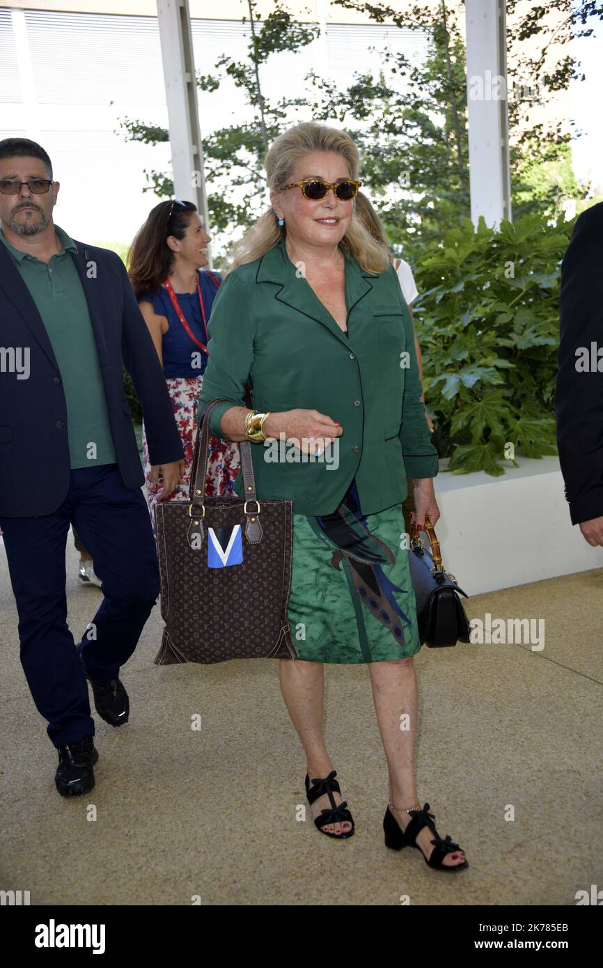 Catherine Deneuve arriva all'aeroporto di Venezia per il 76th° Festival del Cinema di Venezia 2019 Foto Stock