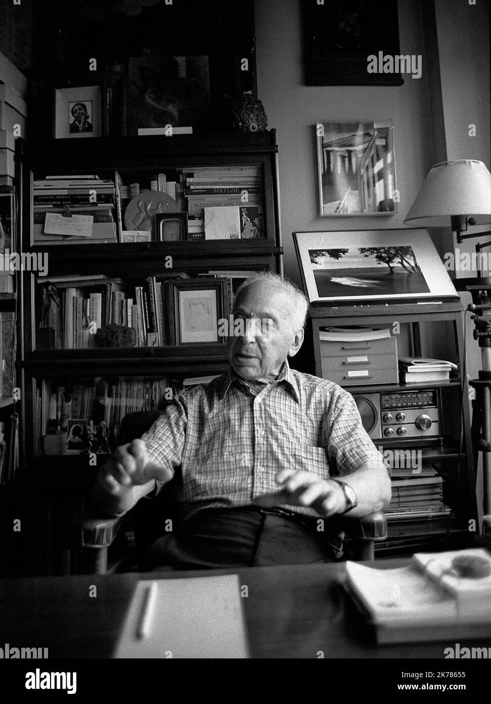 André Kertész, fotografo ungherese, nel suo studio di New York City, 1982 Foto Stock