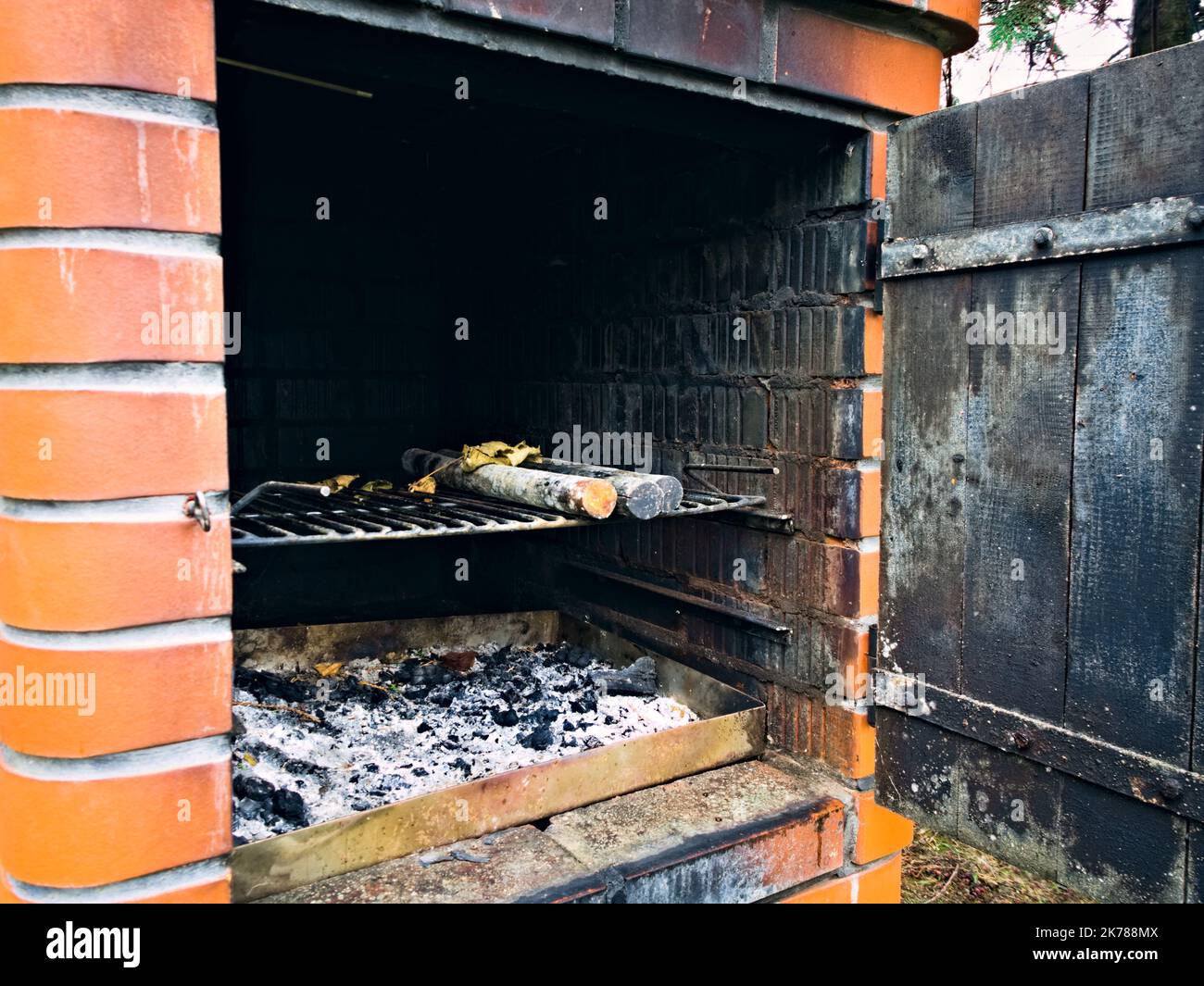 Casa giardino Smokehouse per fumare prodotti di carne fatti in casa Foto Stock