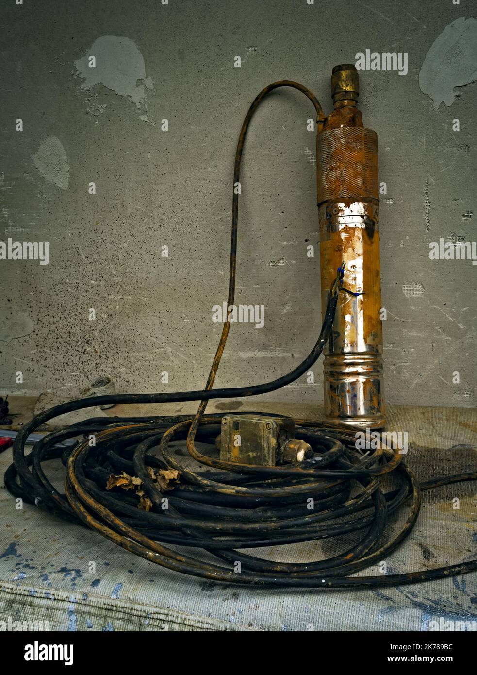 Vecchia pompa sommergibile arrugginita per acqua potabile Foto Stock