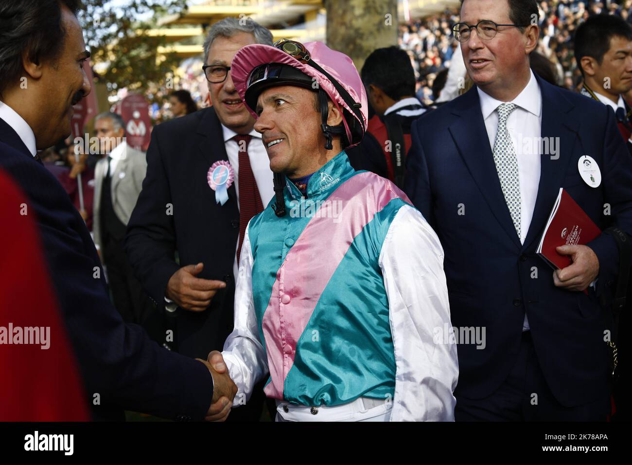 Il Prix de l'Arc de Triomphe in coppia, Francia Domenica 6 ottobre 2019. ©PHOTOPQR/LE PARISIEN/olivier corsan ; Hippodrome de Longchamp, Paris XVIe, France, le 6 ottobre 2019. Le Qatar Prix de l'Arc de Triomphe, la cours de galop doté de 5 milioni di euro, S'est déroulée sur les 2400m de la piste de l'hippodrome de Longchamp dans le bois de Boulogne de Paris et a vu la victoire du n°2 Monté Waldgeist par PC BOUDOT qui a devancé dans la dernière ligne droite le favori Enable monté par L. vainqueur des deux dernières éditions, l'empêchant ainsi de réaliser la passe Foto Stock