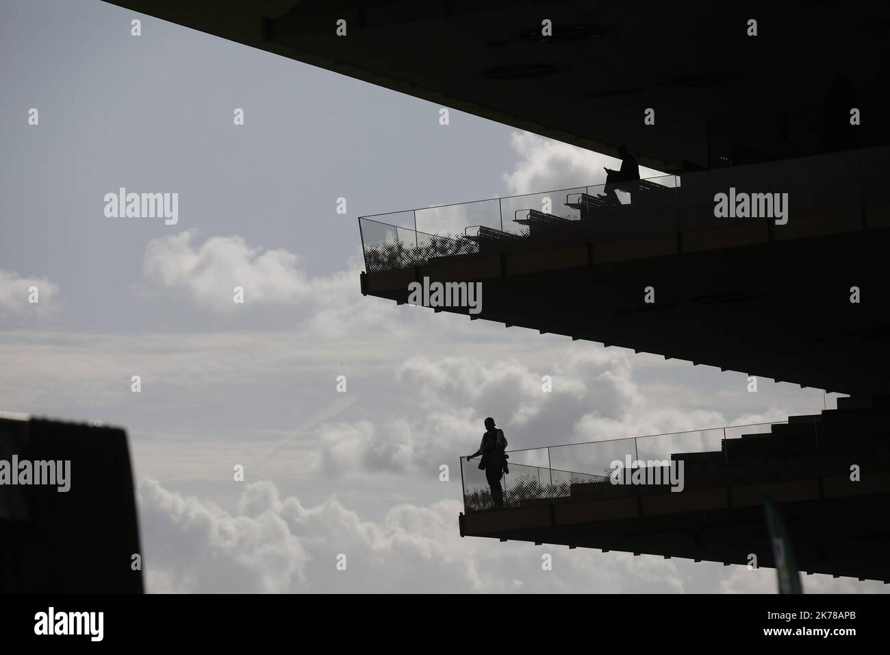 Il Prix de l'Arc de Triomphe in coppia, Francia Domenica 6 ottobre 2019. ©PHOTOPQR/LE PARISIEN/olivier corsan ; Hippodrome de Longchamp, Paris XVIe, France, le 6 ottobre 2019. Le Qatar Prix de l'Arc de Triomphe, la cours de galop doté de 5 milioni di euro, S'est déroulée sur les 2400m de la piste de l'hippodrome de Longchamp dans le bois de Boulogne de Paris et a vu la victoire du n°2 Monté Waldgeist par PC BOUDOT qui a devancé dans la dernière ligne droite le favori Enable monté par L. vainqueur des deux dernières éditions, l'empêchant ainsi de réaliser la passe de trois pour l Foto Stock