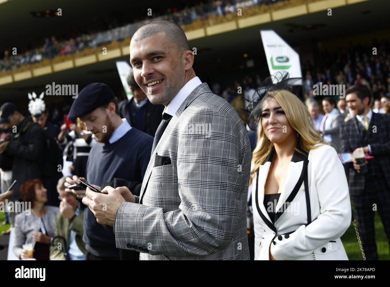 Il Prix de l'Arc de Triomphe in coppia, Francia Domenica 6 ottobre 2019. ©PHOTOPQR/LE PARISIEN/olivier corsan ; Hippodrome de Longchamp, Paris XVIe, France, le 6 ottobre 2019. Le Qatar Prix de l'Arc de Triomphe, la cours de galop doté de 5 milioni di euro, S'est déroulée sur les 2400m de la piste de l'hippodrome de Longchamp dans le bois de Boulogne de Paris et a vu la victoire du n°2 Monté Waldgeist par PC BOUDOT qui a devancé dans la dernière ligne droite le favori Enable monté par L. vainqueur des deux dernières éditions, l'empêchant ainsi de réaliser la passe de trois pour l Foto Stock