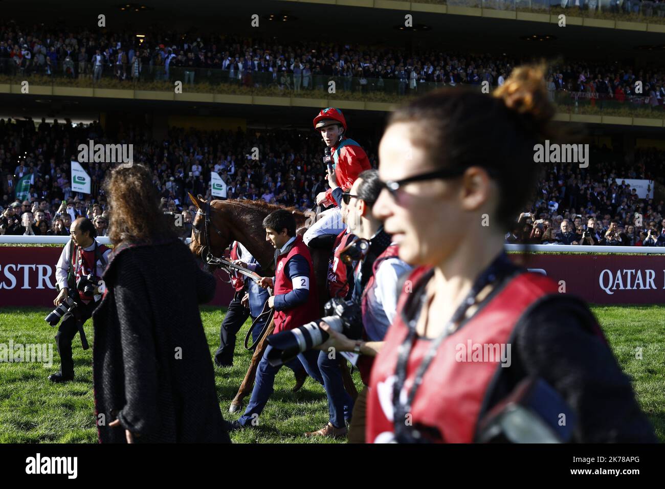 Il Prix de l'Arc de Triomphe in coppia, Francia Domenica 6 ottobre 2019. ©PHOTOPQR/LE PARISIEN/olivier corsan ; Hippodrome de Longchamp, Paris XVIe, France, le 6 ottobre 2019. Le Qatar Prix de l'Arc de Triomphe, la cours de galop doté de 5 millions d'euros, s'est déroulée sur les 2400m de la piste de l'hippodrome de Longchamp dans le bois de Boulogne de Paris et a vu la victoire du n°2 Waldgeist monté par PC BOULOT (sur la foto) Qui a devancé dans la dernière ligne droite le favori Enable monté par L. Dettori, vainqueur des deux dernières éditions, l'empêchant ainsi de réaliser la passe Foto Stock