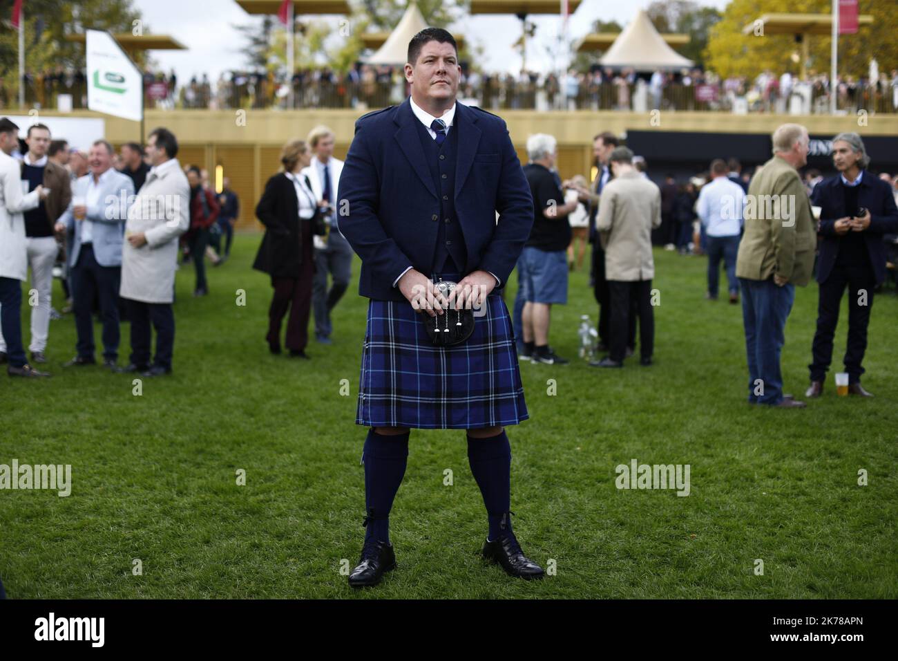 Il Prix de l'Arc de Triomphe in coppia, Francia Domenica 6 ottobre 2019. ©PHOTOPQR/LE PARISIEN/olivier corsan ; Hippodrome de Longchamp, Paris XVIe, France, le 6 ottobre 2019. Le Qatar Prix de l'Arc de Triomphe, la cours de galop doté de 5 milioni di euro, S'est déroulée sur les 2400m de la piste de l'hippodrome de Longchamp dans le bois de Boulogne de Paris et a vu la victoire du n°2 Monté Waldgeist par PC BOUDOT qui a devancé dans la dernière ligne droite le favori Enable monté par L. vainqueur des deux dernières éditions, l'empêchant ainsi de réaliser la passe de trois pour l Foto Stock