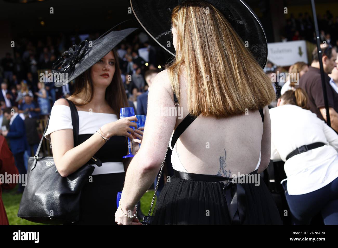 Il Prix de l'Arc de Triomphe in coppia, Francia Domenica 6 ottobre 2019. ©PHOTOPQR/LE PARISIEN/olivier corsan ; Hippodrome de Longchamp, Paris XVIe, France, le 6 ottobre 2019. Le Qatar Prix de l'Arc de Triomphe, la cours de galop doté de 5 milioni di euro, S'est déroulée sur les 2400m de la piste de l'hippodrome de Longchamp dans le bois de Boulogne de Paris et a vu la victoire du n°2 Monté Waldgeist par PC BOUDOT qui a devancé dans la dernière ligne droite le favori Enable monté par L. vainqueur des deux dernières éditions, l'empêchant ainsi de réaliser la passe de trois pour l Foto Stock