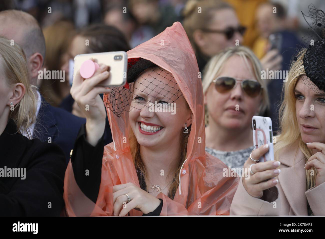 Il Prix de l'Arc de Triomphe in coppia, Francia Domenica 6 ottobre 2019. ©PHOTOPQR/LE PARISIEN/olivier corsan ; Hippodrome de Longchamp, Paris XVIe, France, le 6 ottobre 2019. Le Qatar Prix de l'Arc de Triomphe, la cours de galop doté de 5 milioni di euro, S'est déroulée sur les 2400m de la piste de l'hippodrome de Longchamp dans le bois de Boulogne de Paris et a vu la victoire du n°2 Monté Waldgeist par PC BOUDOT qui a devancé dans la dernière ligne droite le favori Enable monté par L. vainqueur des deux dernières éditions, l'empêchant ainsi de réaliser la passe de trois pour l Foto Stock